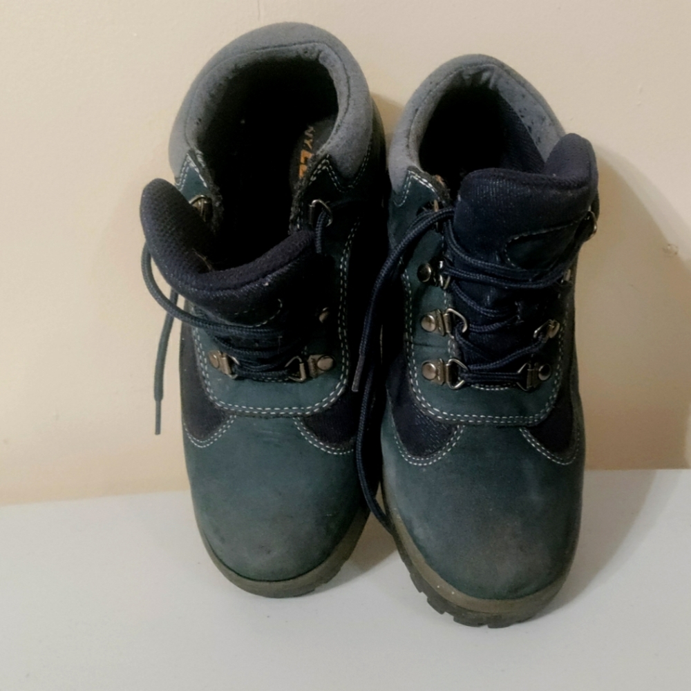 The classic Lugz men's field half boots features waterproof leather and canvas